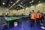 남화영 소방청장이 9일 대전 유성구 대전컨벤션센터 제1전시장에 마련된 개표소를 방문해 점검하고 있다.