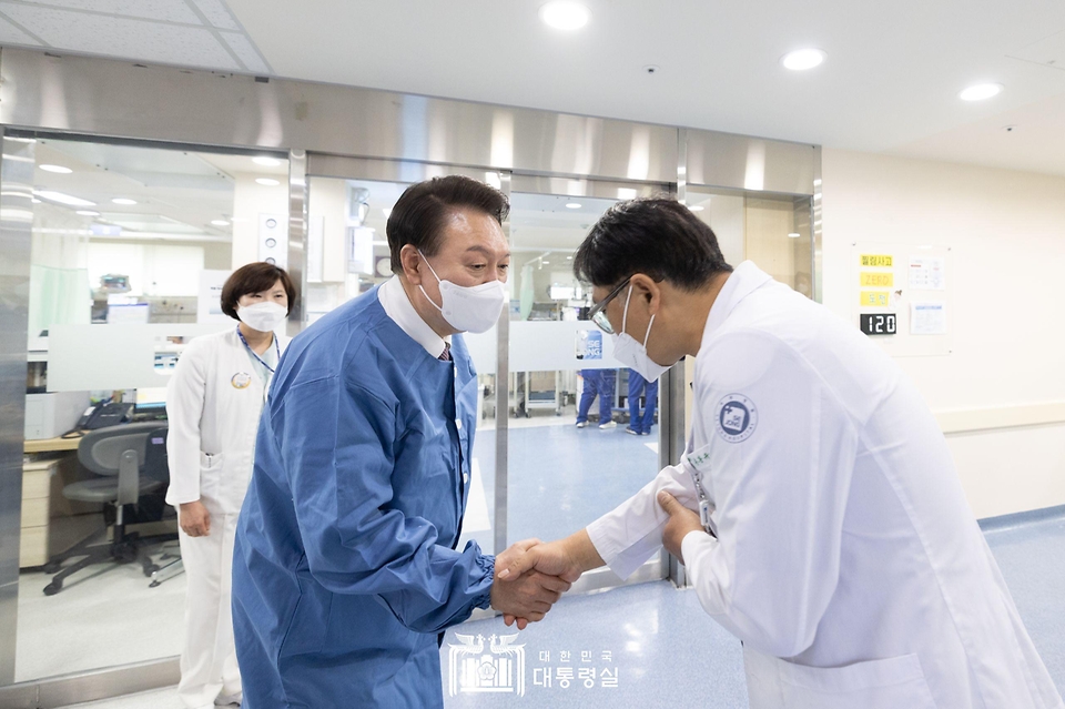 윤석열 대통령이 9일 경기 부천시 소사구 부천세종병원을 방문해 중환자실을 찾아 의료진을 격려하고 있다.