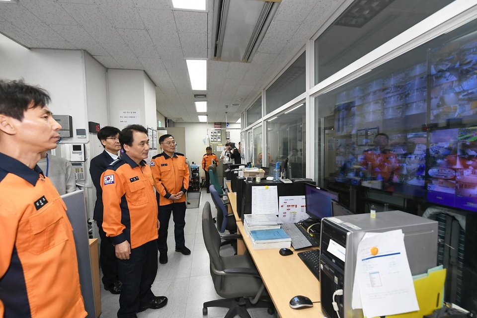 남화영 소방청장이 9일 대전 유성구 대전컨벤션센터 제1전시장에 마련된 개표소를 방문해 통합방제실을 점검하고 있다.