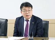 최남호 산업통상자원부 2차관이 12일 서울 종로구 한국생산성본부에서 열린 ‘석유시장 점검회의’에서 발언하고 있다.
