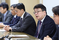 최남호 산업통상자원부 2차관이 12일 서울 종로구 한국생산성본부에서 열린 ‘석유시장 점검회의’에서 발언하고 있다.