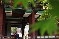 <p>12일 서울 중구 덕수궁에서 관람객들이 석어당을 관람하고 있다.&nbsp;</p>