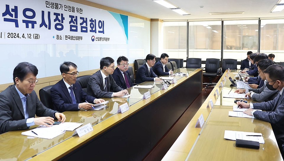최남호 산업통상자원부 2차관이 12일 서울 종로구 한국생산성본부에서 열린 ‘석유시장 점검회의’에서 발언하고 있다.