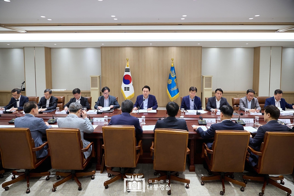 윤석열 대통령이 14일 서울 용산 대통령실 청사에서 열린 ‘중동 사태에 따른 긴급 경제·안보 회의’에서 발언하고 있다.