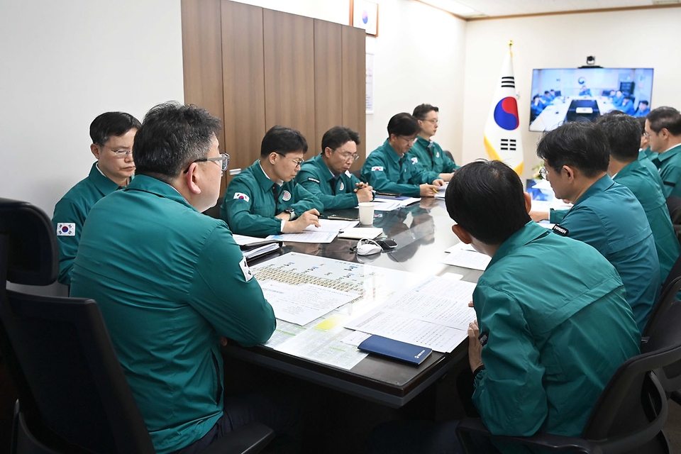 최남호 산업통상자원부 2차관이 14일 서울 종로구 정부서울청사 집무실에서 이란의 이스라엘 공격에 따른 긴급 상황점검 회의를 주재하고 있다.