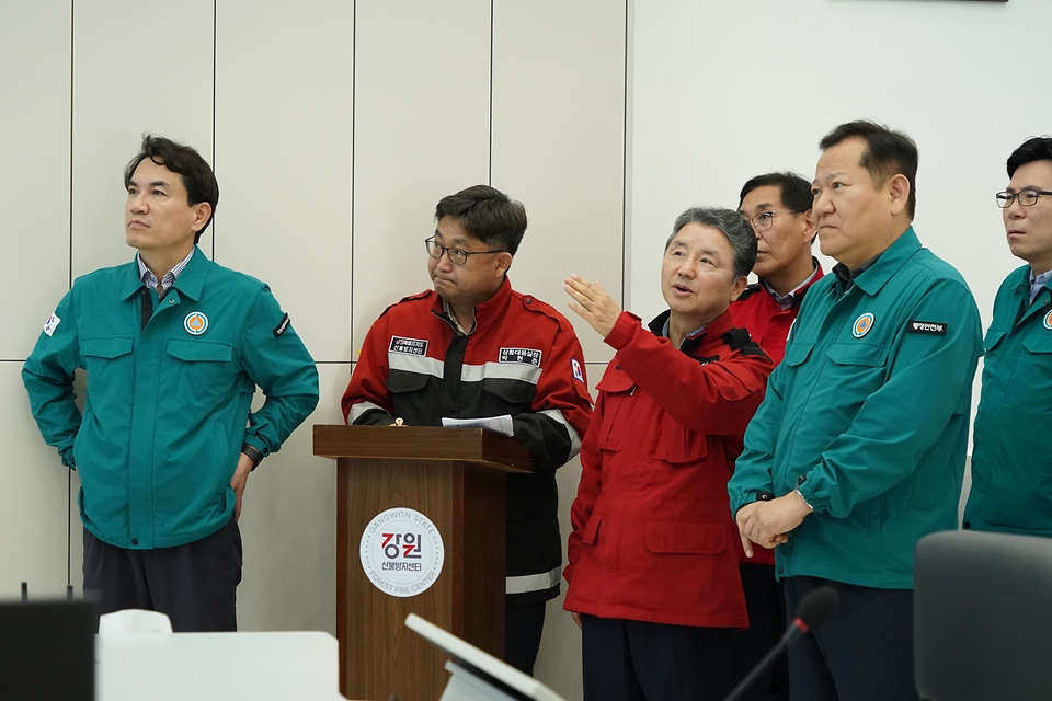 남성현 산림청장이 13일 강원특별자치도 산불방지센터를 방문해 김진태 강원지사, 이상민 행정안전부 장관과 함께 산불대응태세 점검을 하고 있다. 