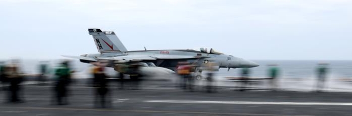 F/A-18E 슈퍼호넷 전투기가 11일 제주도 남방 공해상에서 열린 한·미·일 연합 해상훈련에서 힘차게 발진하고 있다.