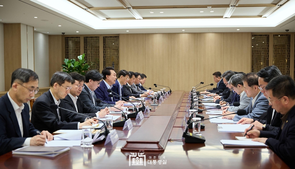 윤석열 대통령이 14일 서울 용산 대통령실 청사에서 열린 ‘중동 사태에 따른 긴급 경제·안보 회의’를 주재하고 있다.