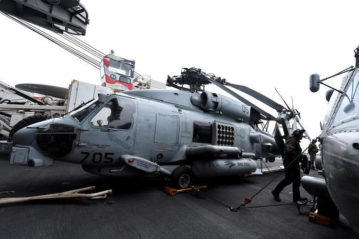11일 제주도 남방 공해상에서 열린 한·미·일 연합 해상훈련에서 헬기 싣고 항공모함에 탑재된 MH-60 시호크 해상작전헬기.