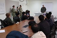 취재진들이 11일 제주도 남방 공해상에서 열린 한·미·일 연합 해상훈련에서 연합 해상훈련 취지를 브리핑 받고 있다.