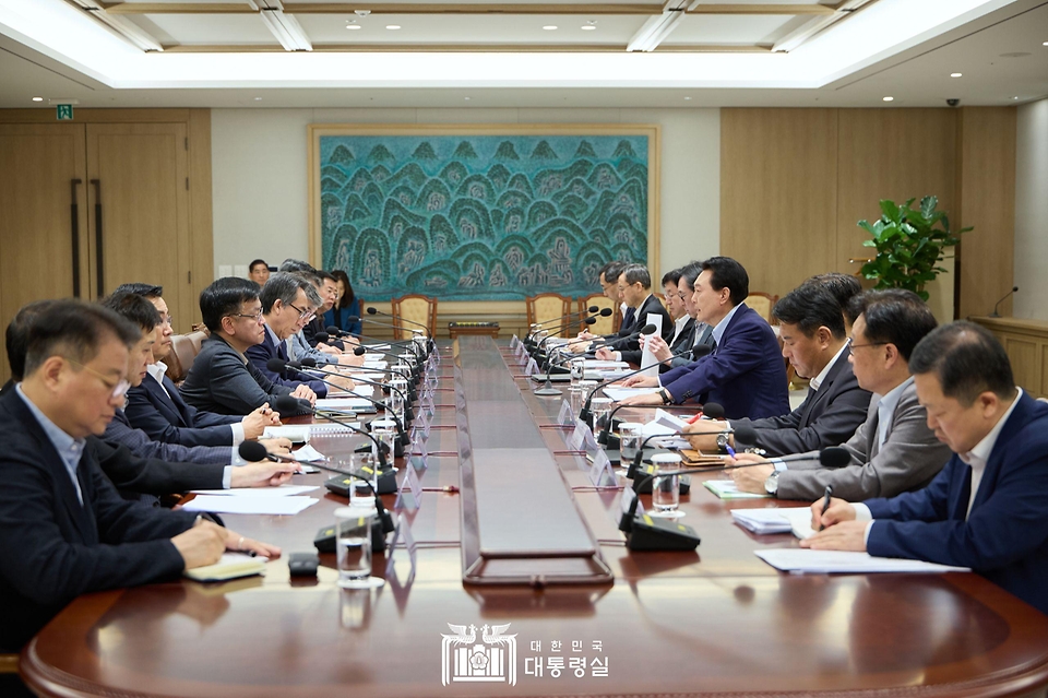 윤석열 대통령이 14일 서울 용산 대통령실 청사에서 열린 ‘중동 사태에 따른 긴급 경제·안보 회의’를 주재하고 있다.