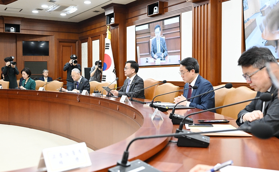 최상목 경제부총리 겸 기획재정부 장관이 15일 서울 종로구 정부서울청사에서 열린 ‘비상경제장관회의’에서 중동지역 긴장 고조에 따른 대응 방향에 관해 설명하고 있다.