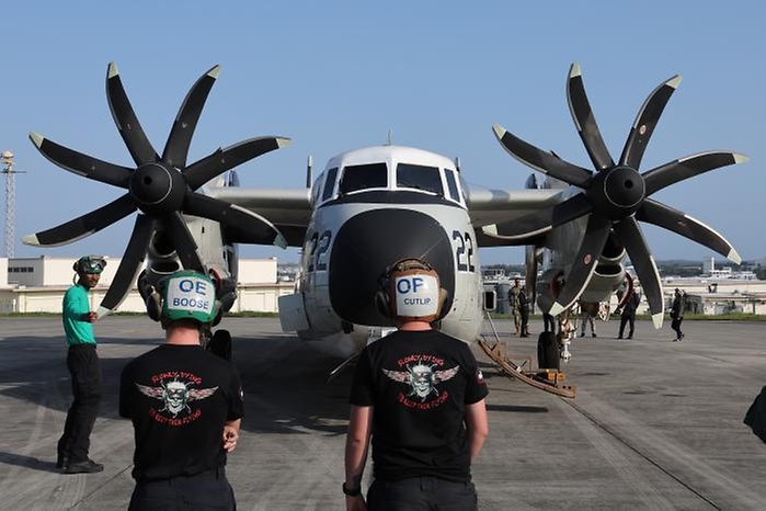 C-2 그레이하운드 수송기가 11일 제주도 남방 공해상에서 열린 한·미·일 연합 해상훈련에서 비행을 준비하고 있다.