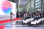 안덕근 산업통상자원부 장관이 15일 서울 강남구 코엑스에서 열린 ‘2024 수출붐업 코리아’ 개막식에서 개회사를 하고 있다.