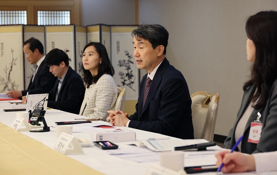 이주호 부총리 겸 교육부 장관이 11일 서울 종로구 정부서울청사에서 열린 ‘제21차 함께차담회’에서 발언하고 있다. 