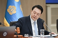 윤석열 대통령이 16일 서울 용산 대통령실 청사에서 열린 ‘제17회 국무회의’를 주재하며 의사봉을 두드리고 있다.
