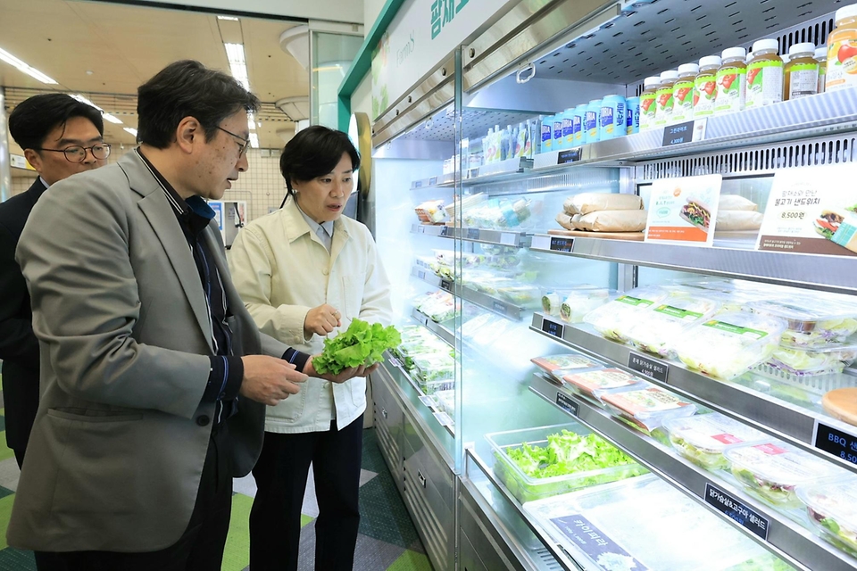 송미령 농림축산식품부 장관이 15일 서울시 동작구 상도역 역사 내에 위치한 ‘메트로팜’을 방문해 수확한 야채를 활용한 상품을 살펴보고 있다.
