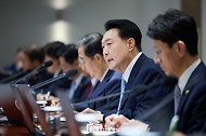 윤석열 대통령이 16일 서울 용산 대통령실 청사에서 열린 ‘제17회 국무회의’에서 발언하고 있다. 