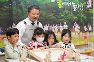 남성현 산림청장이 15일 대전 대흥초등학교에서 늘봄학교 일일교사로 참여해 목공체험 숲교육을 진행하고 있다.
