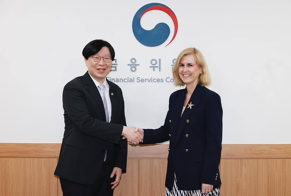 <p>김소영 금융위원회 부위원장이 15일 오전 서울 종로구 정부서울청사에서 안드레아스 바코브(Andreas Barckow) IASB 위원장과 면담 전 기념촬영을 하고 있다.</p>