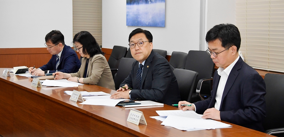 김병환 기획재정부 차관이 16일 서울 종로구 정부서울청사에서 열린 ‘중동 사태 관계부처 합동 비상상황점검회의’를 주재하고 있다.