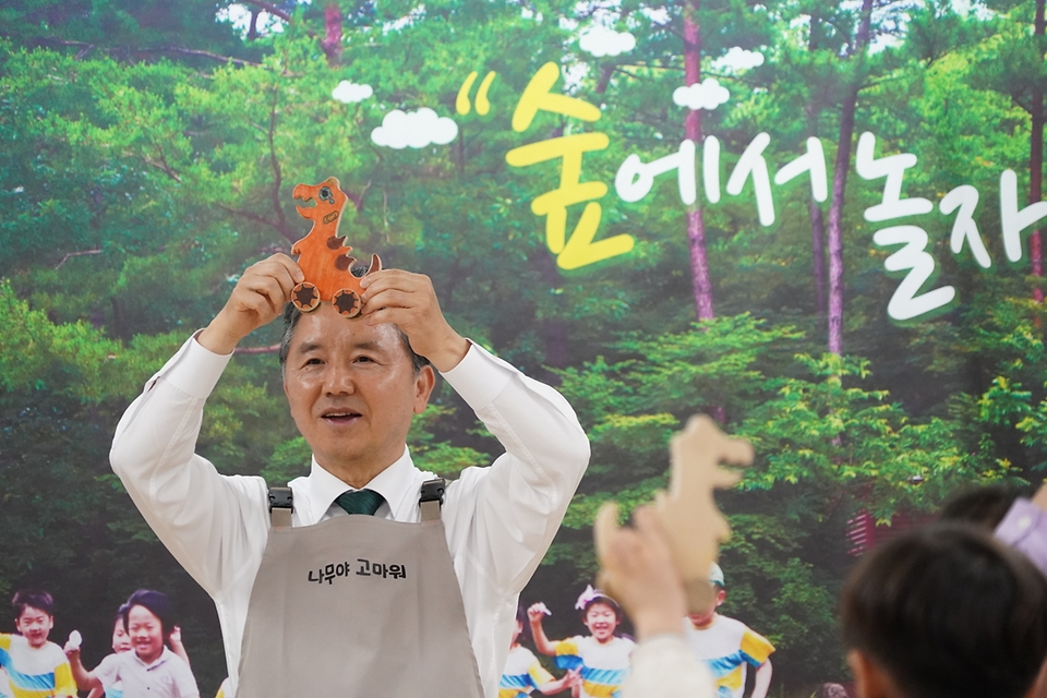 남성현 산림청장이 15일 대전 대흥초등학교에서 늘봄학교 일일교사로 참여해 목공체험 숲교육을 진행하고 있다.
