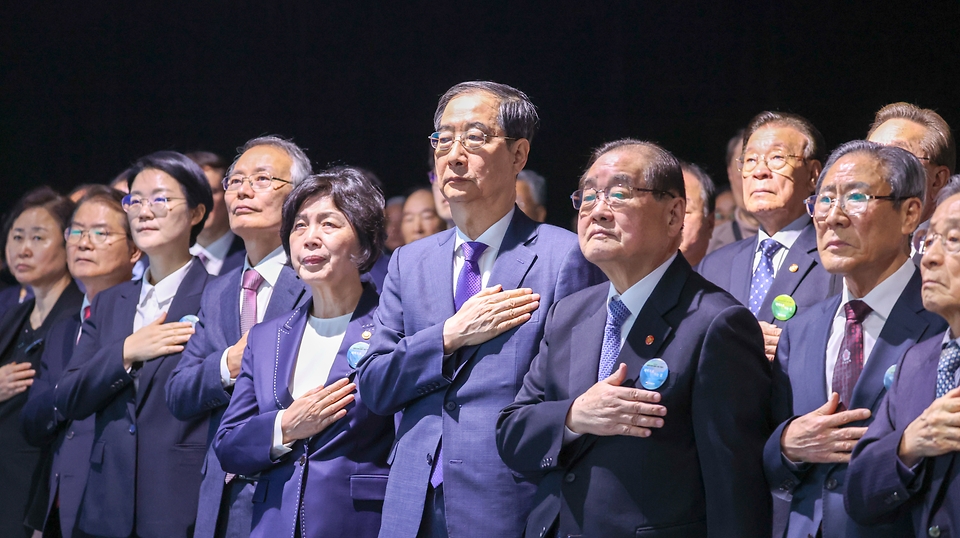 한덕수 국무총리가 11일 오전 서울시 서대문구 국립대한민국임시정부기념관에서 열린 제105주년 대한민국임시정부수립 기념식에 참석하여 주요내빈과 함께 국민의례를 하고 있다.