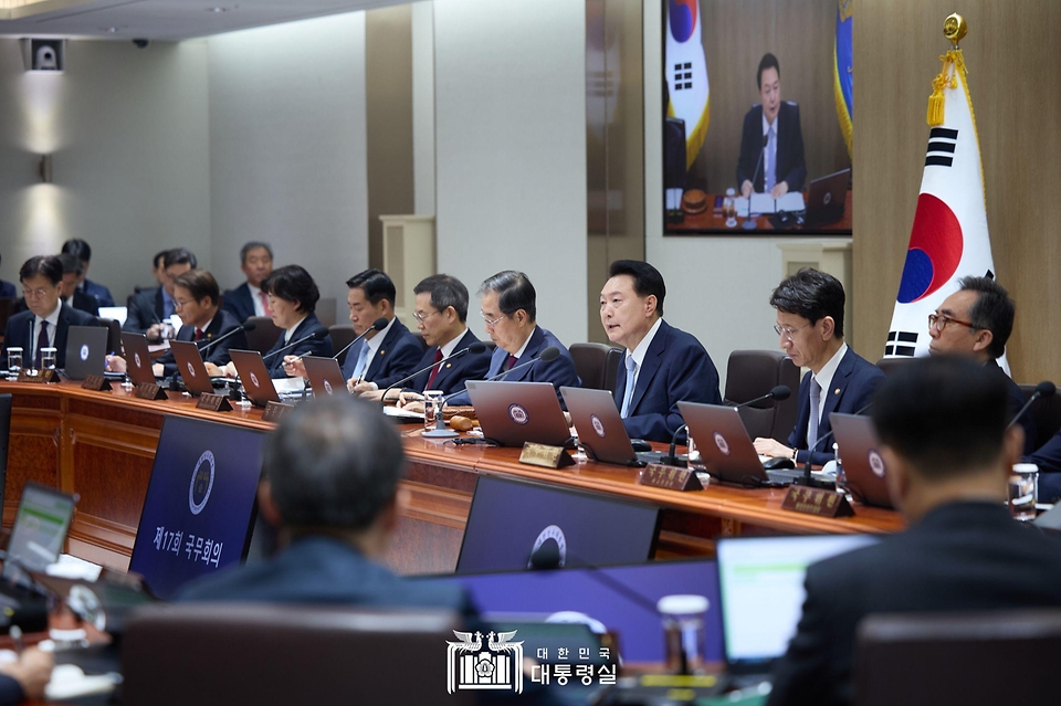 윤석열 대통령이 16일 서울 용산 대통령실 청사에서 열린 ‘제17회 국무회의’에서 발언하고 있다. 