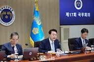 윤석열 대통령이 16일 서울 용산 대통령실 청사에서 열린 ‘제17회 국무회의’를 주재하고 있다.