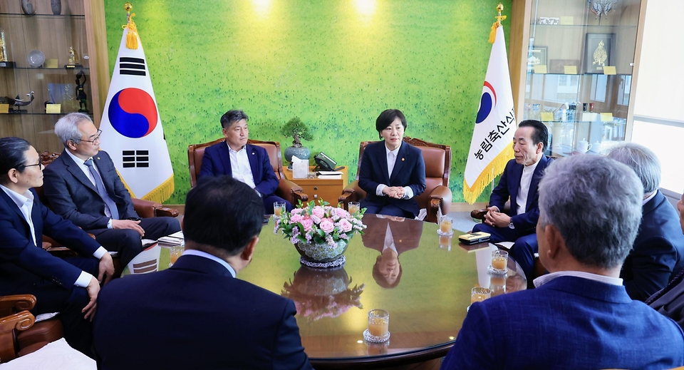 송미령 농림축산식품부 장관이 16일 세종시 농식품부에서 축산단체협의회 신임 회장단과 간담회를 하고 있다. 