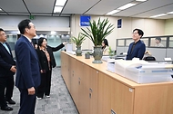 정인교 산업통상자원부 통상교섭본부장이 16일 서울 강남구 한국무역센터 내 FTA종합지원센터를 방문해 FTA종합지원센터 내 주요시설을 둘러보며 현장직원들을 격려하고 있다.