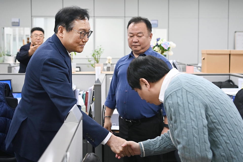 정인교 산업통상자원부 통상교섭본부장이 16일 서울 강남구 한국무역센터 내 FTA종합지원센터를 방문해 현장직원들을 격려하고 있다.