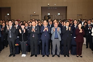 한덕수 국무총리가 16일 정부세종컨벤션센터에서 열린 ‘국민안전의 날 기념식’에서 참석자들과 박수치고 있다.