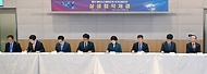 강경성 산업통상자원부 1차관이 17일 서울 여의도 FKI타워 에메랄드홀에서 열린 ‘용인 첨단시스템반도체 국가산업단지 상생협약체결식’에서 참석자들과 협약서에 서명하고 있다. (왼쪽부터 정장선 평택시장, 이상일 용인특례시장, 김동연 경기도지사, 박상우 국토교통부 장관, 한화진 환경부 장관, 강경성 산업통상자원부 제1차관, 남석우 삼성전자 사장, 이한준 한국토지주택공사 사장)