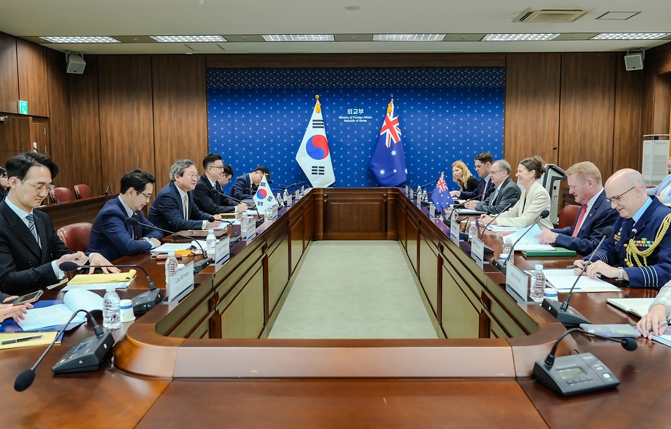 정병원 외교부 차관보가 16일 서울 종로구 외교부에서 열린 ‘제8차 한-호주 전략대화’에 참석해 엘리 로슨(Elly Lawson) 호주 외교통상부 전략기획조정 차관보와 협력 방안을 모색했다.