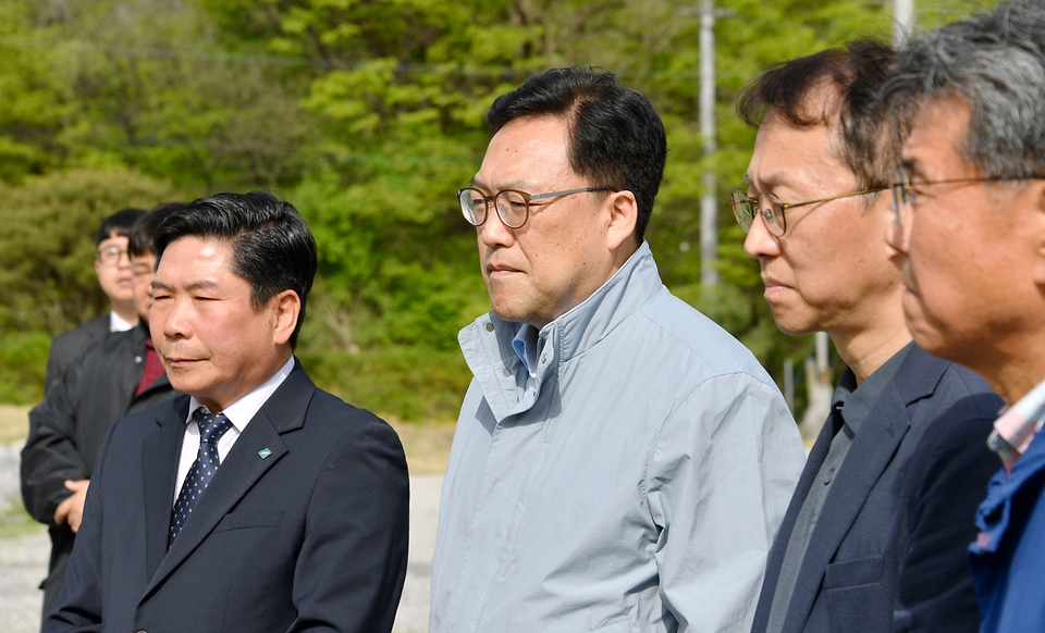 김병환 기획재정부 차관과 최보근 문화체육관광부 기획조정실장 등이 16일 충청북도 제천시 소재 청풍호반 익스트림파크 개발사업 조성지를 방문해 관계자로부터 개발사업 관련 설명을 듣고 있다. 