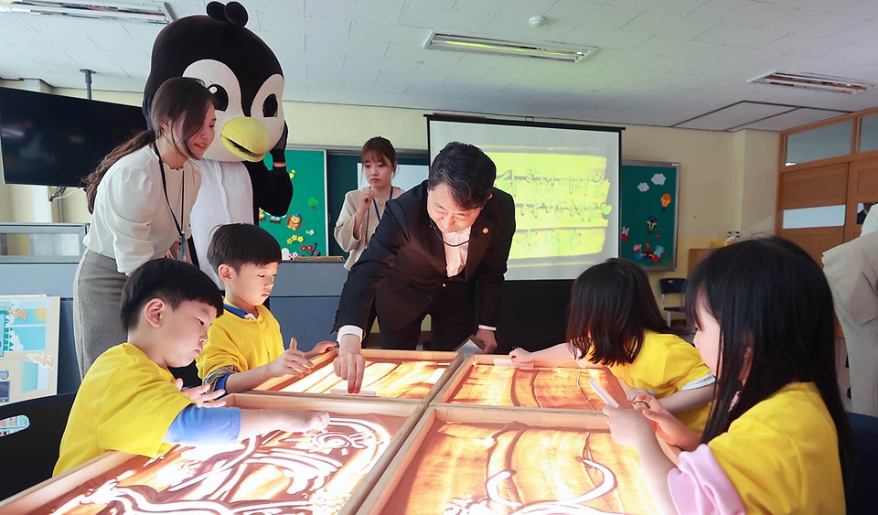 안덕근 산업통상자원부 장관이 16일 서울 동대문구에 위치한 홍파초등학교를 2030 자문단과 함께 방문하여 1학년 학생들 대상으로 샌드아트 그리기 체험을 통해 에너지의 의미와 에너지 절약의 필요성 등의 늘봄학교 에너지 일일 수업을 진행하고 있다.