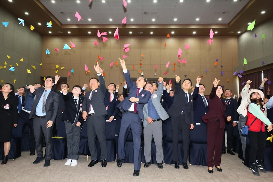 한덕수 국무총리가 16일 정부세종컨벤션센터에서 열린 ‘국민안전의 날 기념식’에서 참석자들과 함께 “모두의 일상이 안전한 대한민국”을 외치며 종이비행기를 날리고 있다. 