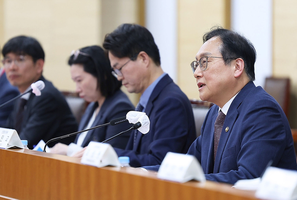 정인교 산업통상자원부 통상교섭본부장이 17일 정부세종청사에서 열린 ‘제1차 신통상 라운드 테이블’을 주재하고 있다.