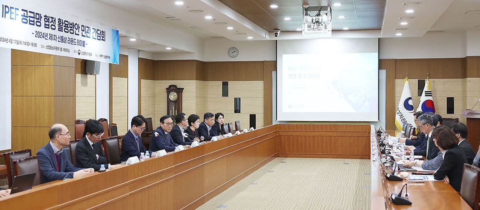 정인교 산업통상자원부 통상교섭본부장이 17일 정부세종청사에서 열린 ‘제1차 신통상 라운드 테이블’을 주재하고 있다. 이날 회의는 공급망 안정화 및 다변화를 위한 IPEF(인도태평양경제프레임워크) 협정 활용방안 등을 논의하기 위해 진행되었다.