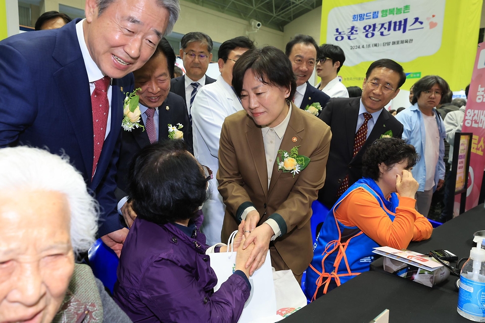 송미령 농림축산식품부 장관이 18일 충북 단양구 매포체육관에서 열린 농촌 왕진버스 발대식에 참석한 뒤, 진료를 받는 주민들과 대화하고 있다.