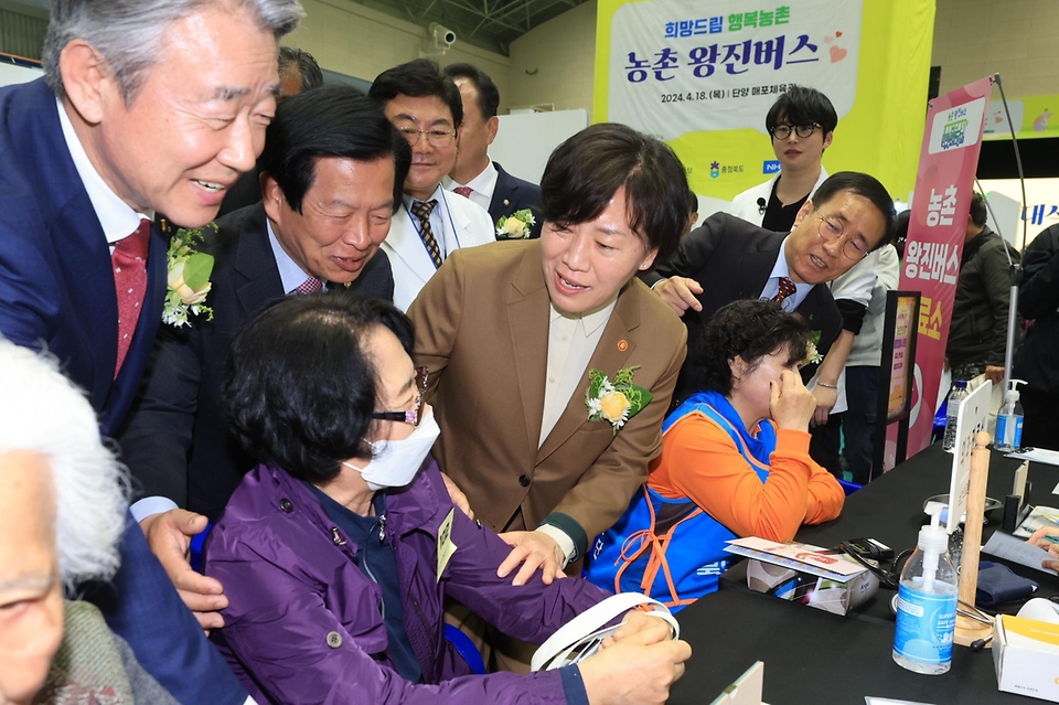 송미령 농림축산식품부 장관이 18일 충북 단양구 매포체육관에서 열린 농촌 왕진버스 발대식에 참석한 뒤, 진료를 받는 주민들과 대화하고 있다.