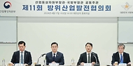 안덕근 산업통상자원부 장관이 17일 서울 중구 대한상공회의소에서 열린 ‘제11회 방위산업발전협의회’에 참석해 발언하고 있다. (왼쪽부터, 석종건 방위사업청장, 신원식 국방부 장관, 안덕근 산업통상자원부 장관, 김희상 경제외교조정관)