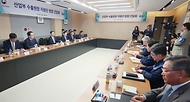 안덕근 산업통상자원부 장관이 18일 경남 사천시 한국항공우주산업(KAI)을 방문, 윤종호 KAI 부사장, 손경석 퍼스텍 대표, 전용곤 현대파워시스템 대표 등 참석자들과 방산 업계의 수출 애로사항을 논의하고 있다. 