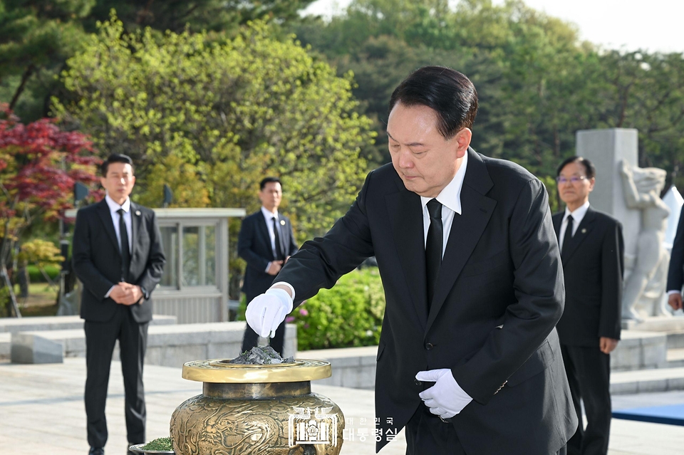 윤석열 대통령이 19일 서울 강북구 국립4·19민주묘지 기념탑에서 분향하고 있다. 