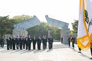 윤석열 대통령이 19일 서울 강북구 국립4·19민주묘지에서 기념탑으로 이동하던 중 국기에 대한 경례를 하고 있다. 