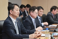 안덕근 산업통상자원부 장관이 18일 경남 사천시 한국항공우주산업(KAI)을 방문, 윤종호 KAI 부사장, 손경석 퍼스텍 대표, 전용곤 현대파워시스템 대표 등 참석자들과 방산 업계의 수출 애로사항을 논의하고 있다. 