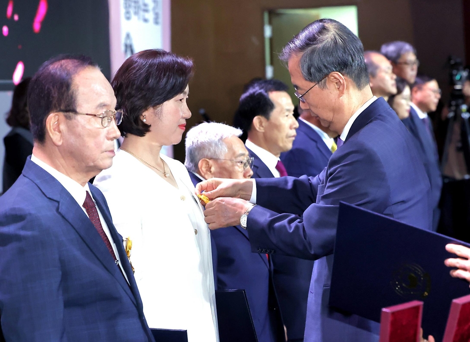 한덕수 국무총리가 18일 서울 영등포구 63컨벤션센터에서 열린 ‘제44회 장애인의 날 기념식’에서 정부포상을 수여하고 있다.