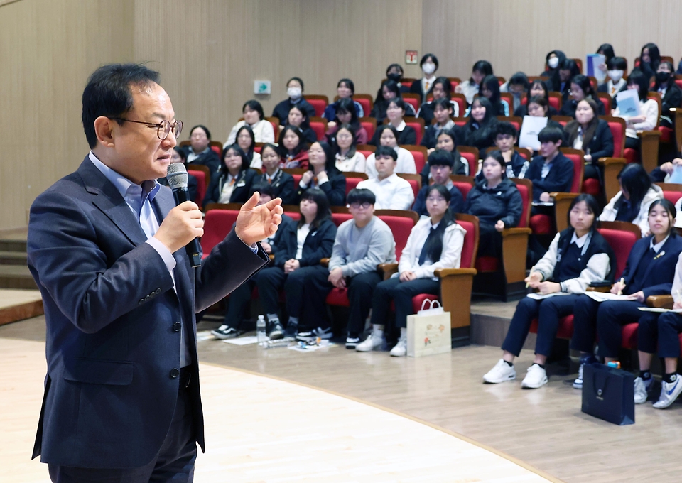 김승호 인사혁신처장이 18일 제주시 제주학생문화원을 방문해 관내 고교생을 대상으로 ‘취업 현장의 인재상’ 특강을 하고 있다.