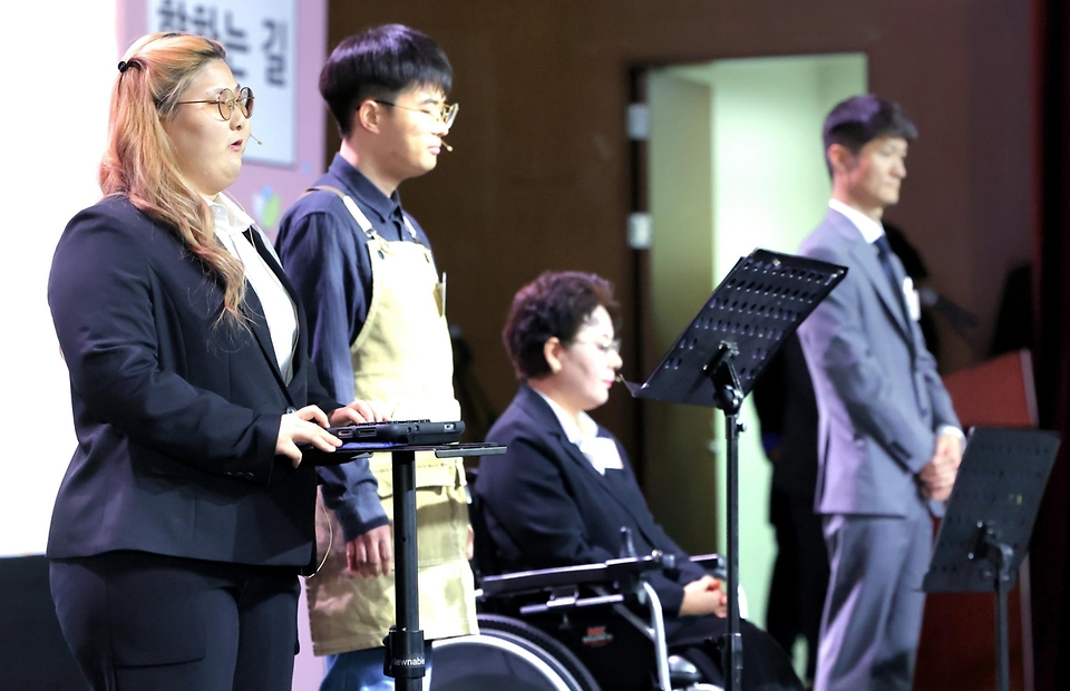18일 서울 영등포구 63컨벤션센터에서 열린 ‘제44회 장애인의 날 기념식’에서 기념 공연을 하고 있다.